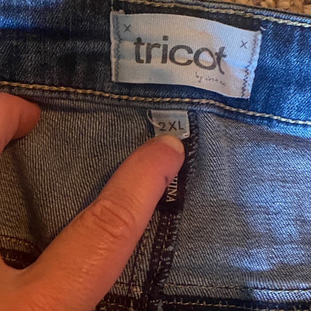 Tight Legged Ripped Jeans - Picture 2 of 3